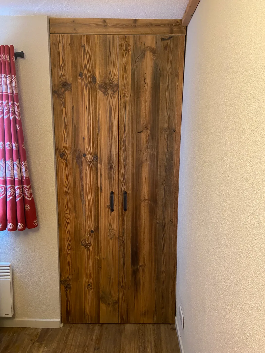 Reclaimed burnt wood wardrobe doors - menuisier La Rosière