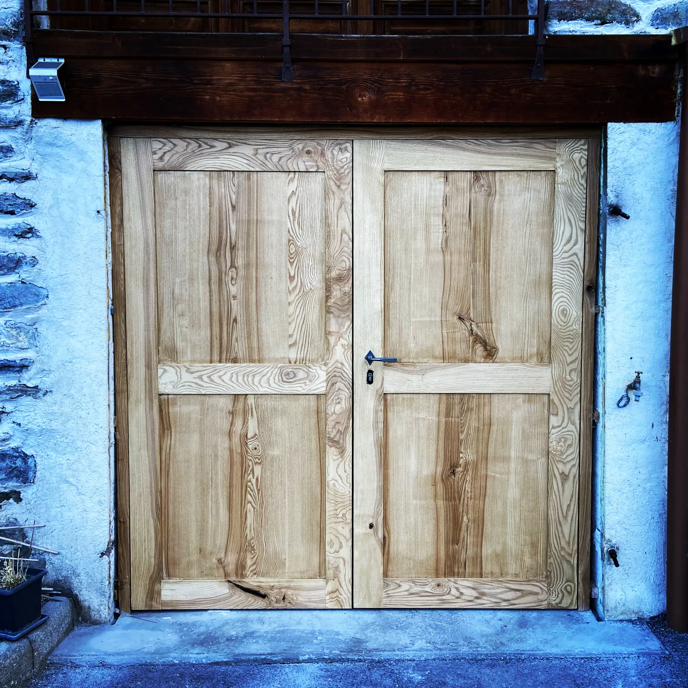 Portes de garage en frêne olivier - menuisier Sainte-Foy-Tarentaise
